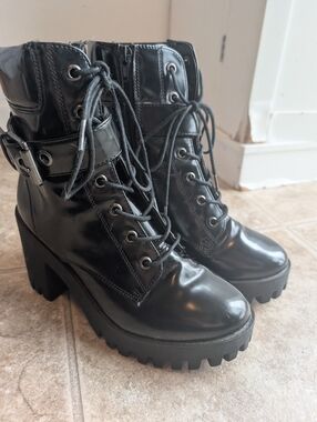 Women’s Black Lace-Up Platform Lug Heel Ankle Boots